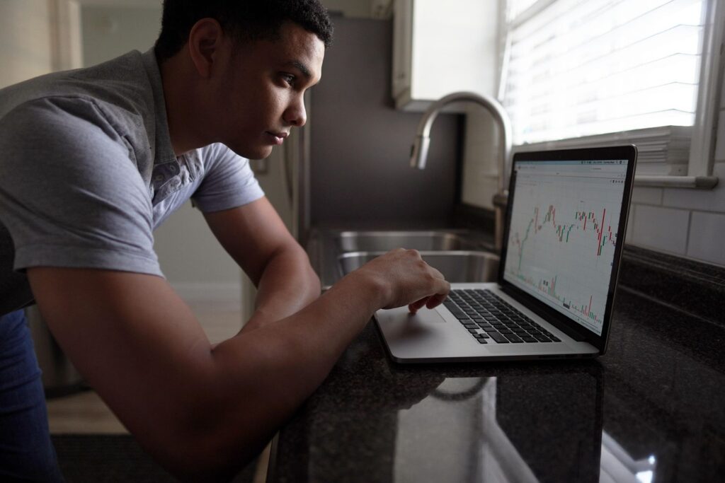 Crypto Traders Eye Jackson Hole as Ether, XRP, Solana Drop Sharply in Retreat